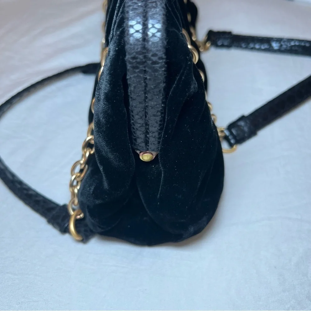 Adrianna Papell Black Velvet Gold Tone Hardware Chain Strap Kiss Lock Satchel